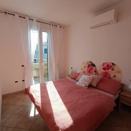 Helena Apartament *